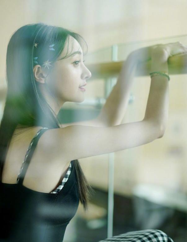 郑爽不愧是国民初恋，就算彩绳编发穿村姑装，