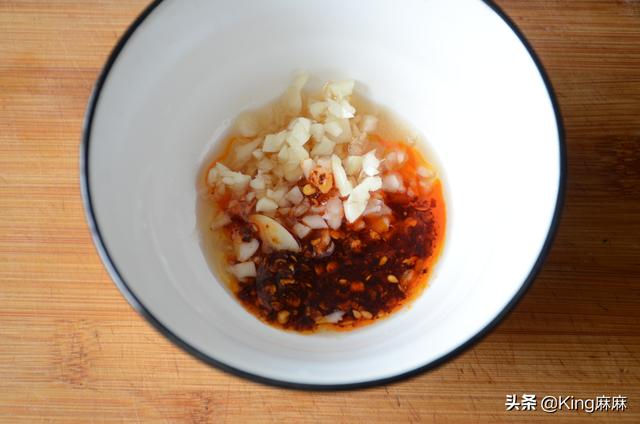 1个茄子，1小碗面粉，上锅一蒸，当饭又当菜，和