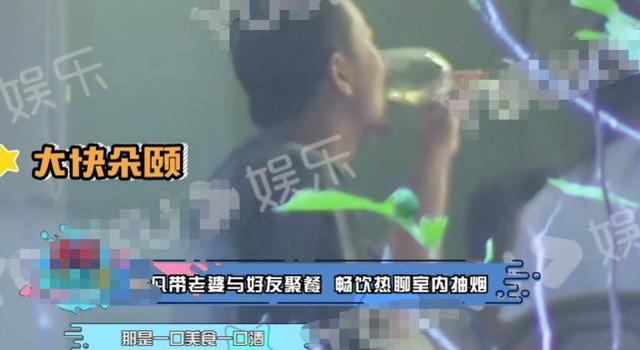 廖凡携老婆与友聚餐，席间热聊室内抽烟，饭毕当街搂肩牵手秀恩爱