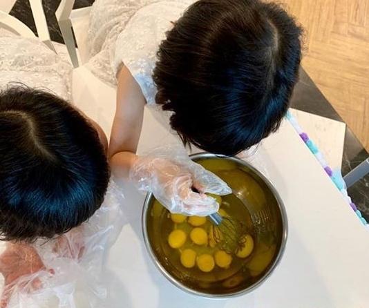 王力宏6岁女儿为自己做蛋糕庆生，因家人不能吃甜拒绝放糖情商高