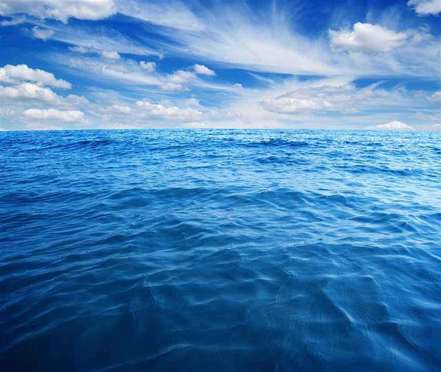 海水为什么是蓝色的？到底是反射天空颜色还是光散射效应？