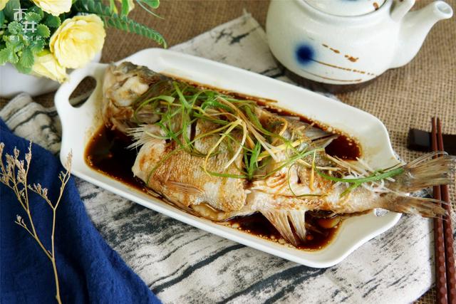 做清蒸鱼，别只会放葱姜，去掉鱼身上这些部位，鱼肉没腥味还鲜嫩