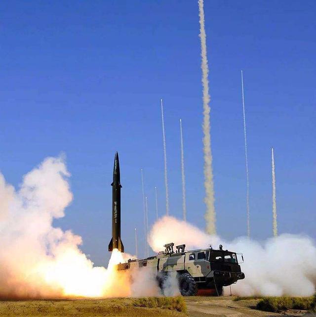 35枚中国导弹缓缓竖起！边境敌军无奈紧急撤离，不战而胜