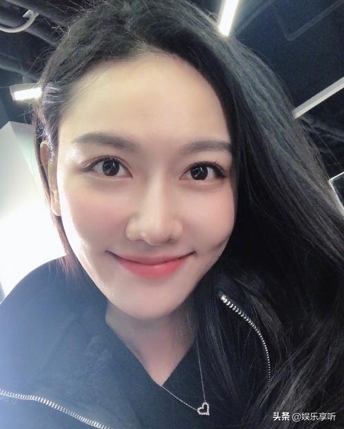 「当爸」李响升格当爸！晒照官宣宝宝小名 婴儿胖乎乎的小手超可爱