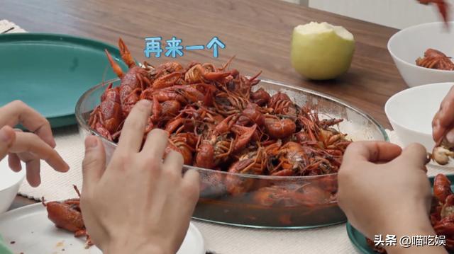 宋祖儿吃小龙虾，谁注意她把虾壳吐哪了？这才