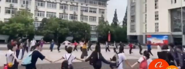 班主任|高考结束班主任获考生公主抱 高考结束班主任获考生公主抱