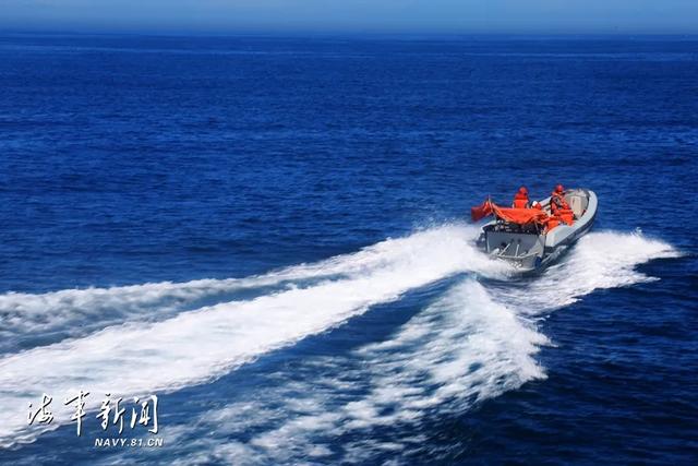 东海，舰艇编队破浪出击