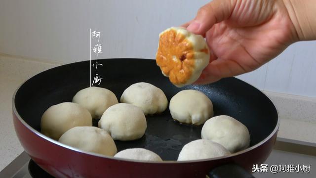 想吃水煎包再也不用去买了，按照这个方法做，薄皮大馅好吃极了