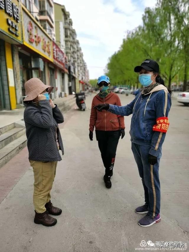 線上答疑 線下巡查——碾子山東安街道團結社區(qū)志愿者開展協(xié)助掃碼、片區(qū)巡邏活動