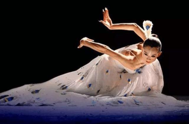 杨丽萍和男徒弟跳舞投入太深，当镜头被拉近后