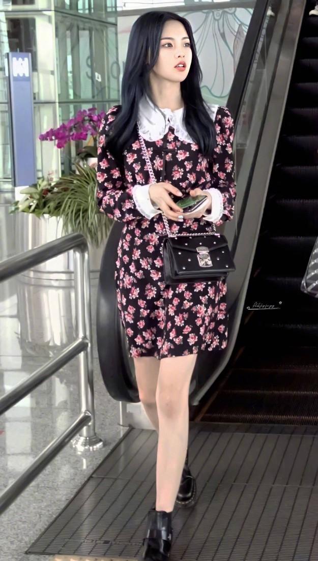 杨超越:跟老板吵架    名！穿搭也不赖啊，娃娃裙可爱到冒泡！
