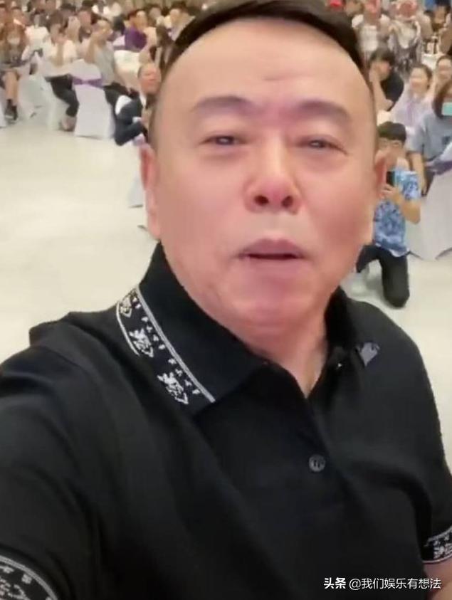 62岁潘长江：穿病号服现身显老态，背景杂乱似医