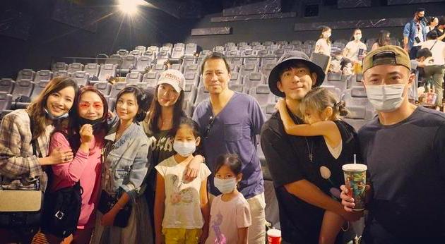 咘咘昔日与霍建华同框，被修杰楷抱却翻白眼，波妞不停侧身望