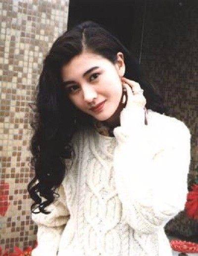 差点成赌王5太，李连杰为她抛弃原配，利智到底