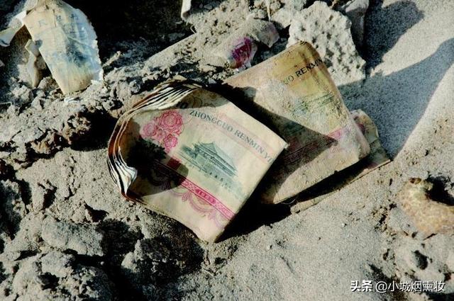 探险者冒死闯入“罗布泊”，只为捡石头，最贵一块价值200万