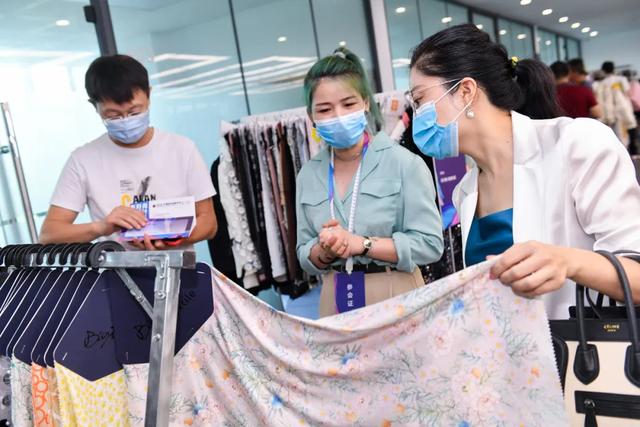 产业互联，“丝路柯桥·布满全球”再度走进深圳 | 中国流行面料产品与深圳服装品牌精准对接会于大浪举行