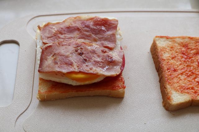 家庭版三明治，做法簡單，創意十足，以後在家輕松做早餐，超過癮