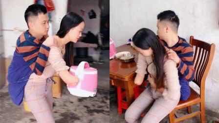 成都“连体情侣”，真情不抵现实，男子寻得新