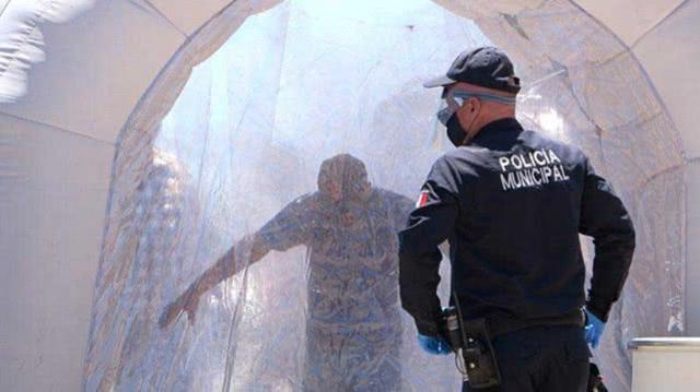 确诊者多从美国返回，墨西哥小镇建“隧道”给来自美国的人员消毒