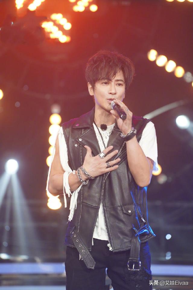 孙耀威15年后首登天天，穿皮背心流苏衫，47岁烫卷发重现顽童风采