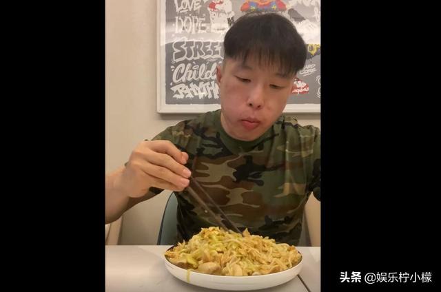 这才是好男人！德云社烧饼给妻子买六个包，自己却只吃面条配包菜