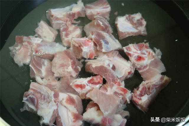 排骨别总炖汤了，教你这样吃，鲜嫩又多汁，做一盘连汤也不剩
