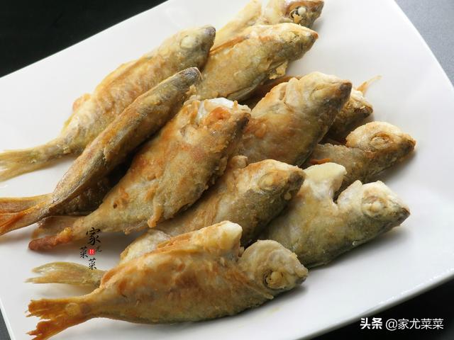 不管煎什么鱼，直接下油锅是不对的！煎鱼不破皮不粘锅，有诀窍