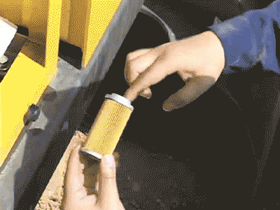 Never, pilot oil cleaning? No wonder the excavator is weak and the handle is heavy