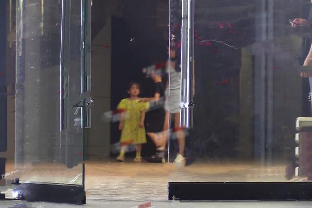 杜江一家外出，嗯哼陪玩的小女孩儿模样可爱，被质疑是霍思燕女儿