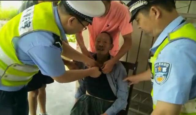 望江：老人中暑倒地 民警及时救助