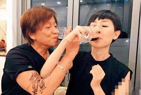 “火云邪神”梁小龙：单挑十几人，妻子却被泼