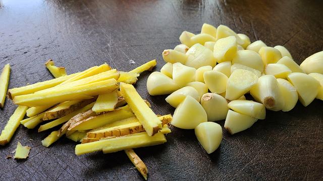 鸡肉这样做味道更香，教你一道蒜香鸡的做法，咸香美味又下饭