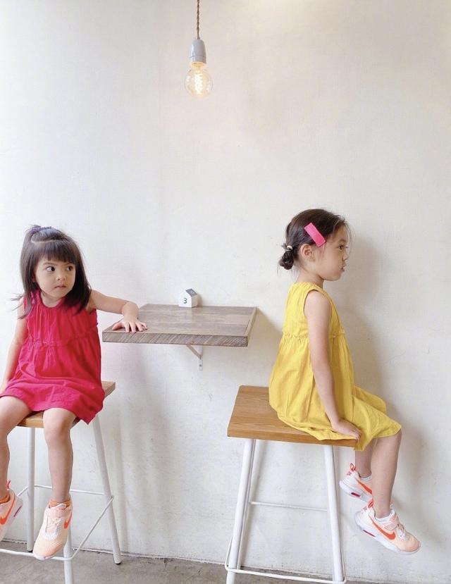 贾静雯晒母女同框，咘咘亲吻妈妈很粘人，3岁波妞门牙脱落好抢镜