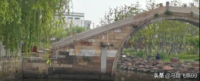 五一周边游，百年古桥巍峨屹立，美丽城市绿树