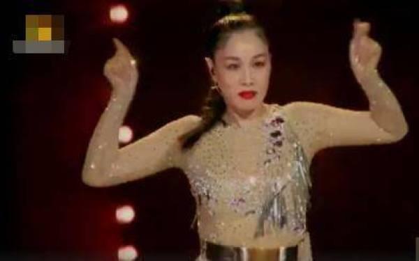 钟丽缇与年轻人合影大展风采，胸部惊人气场强