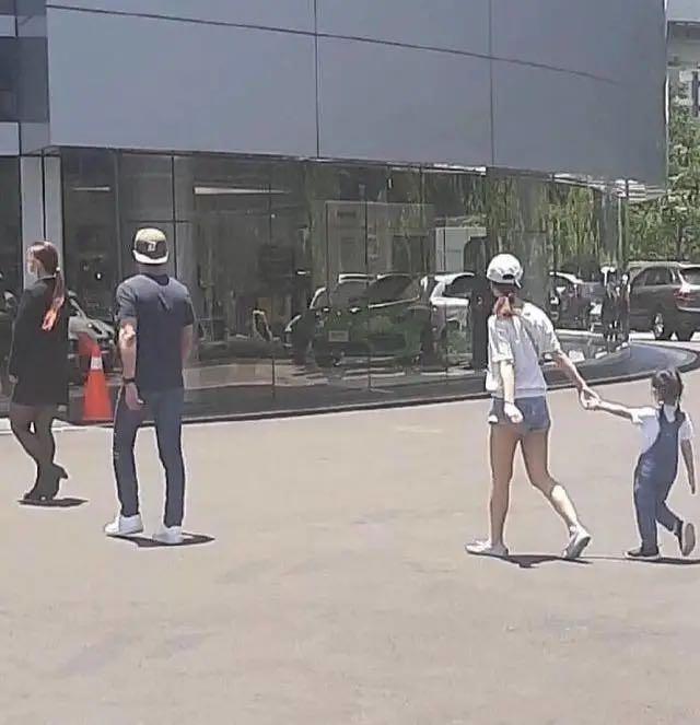 霍建华林心如一家逛街，霍建华独自走在前面，