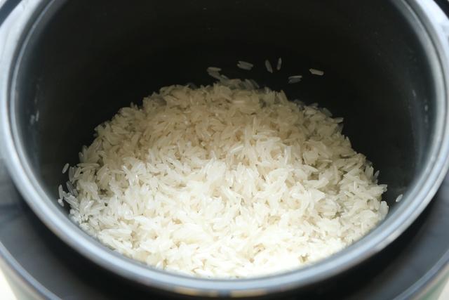 伏天别炒菜了，学会这个懒人焖饭，有菜有肉有饭，太适合懒人了