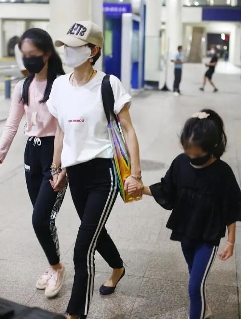 马伊琍领俩女儿逛街，十指紧扣好有幸福感，穿搭简约从小不"富养"