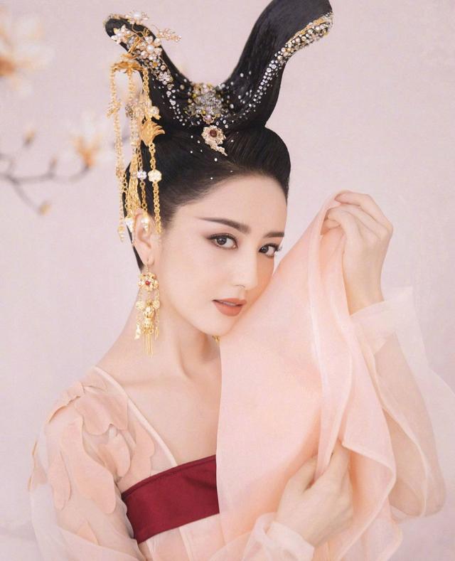 替补|童谣要火起来了吗？替补出演《三十而已》屡屡上热搜 网友称拉踩佟丽娅炒作