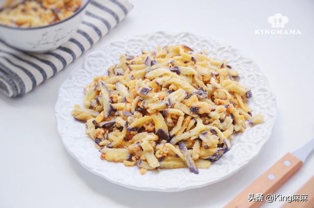 1个茄子，1小碗面粉，上锅一蒸，当饭又当菜，和