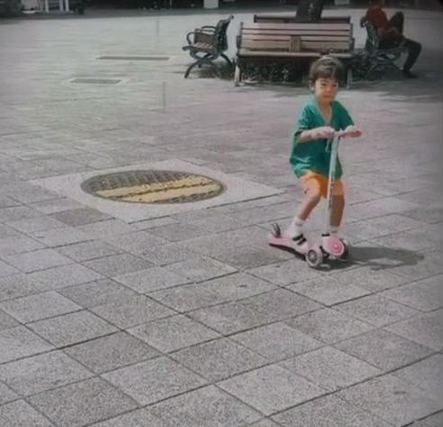 修杰楷晒周末独自带娃成果，两女儿累到昏睡，波妞小秘密被曝光