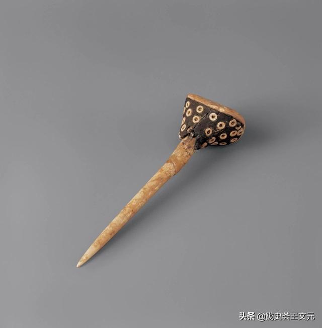 甘肃永昌鸳鸯池，四千年前骨簪上，36粒骨珠，象