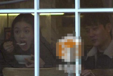 9任女友都是当红小花，换女友勤过王思聪，冯绍峰婚姻能长久吗？