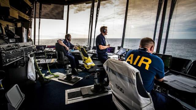 075型攻击舰新设计了全景塔台，大窗户视野的优