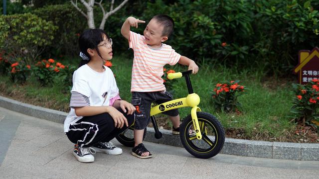 畅快滑行，勇敢直前，COOGHI酷骑儿童平衡车，就是这么酷
