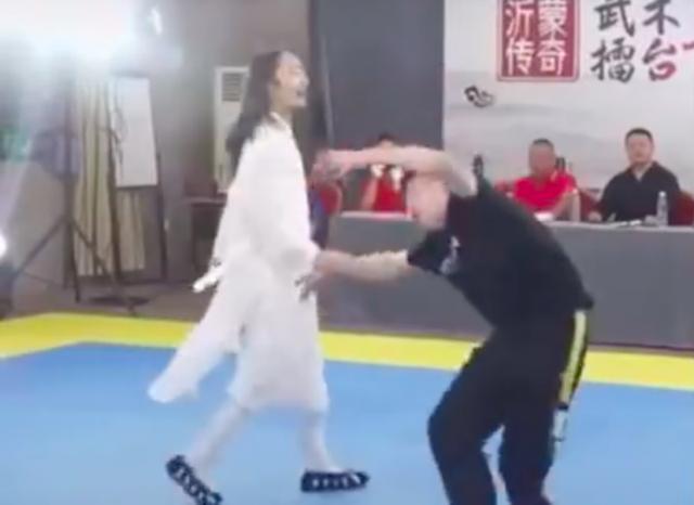 毛笔|当事人回应用毛笔放倒4个壮汉 先别急着骂大师有话说