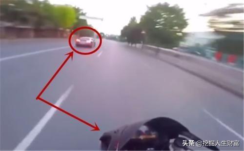 日产GTR偶遇重机，双方红绿灯同时起步