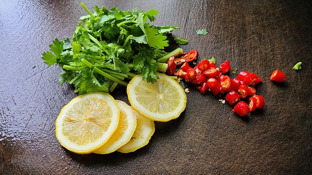 柠檬鸡，好吃又开胃的一道美食，做法简单香味浓，天热吃正好