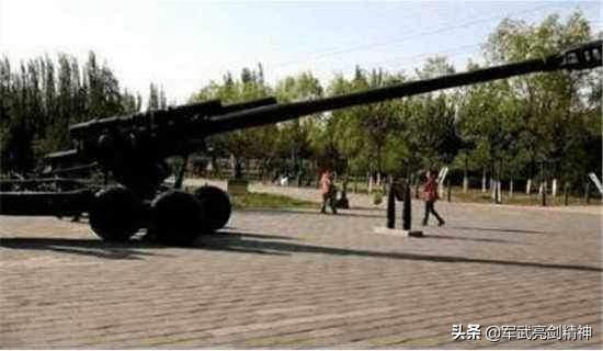 中国钢铁战神加农炮，一枚炮弹有43斤火药，可炸出两万多个碎片