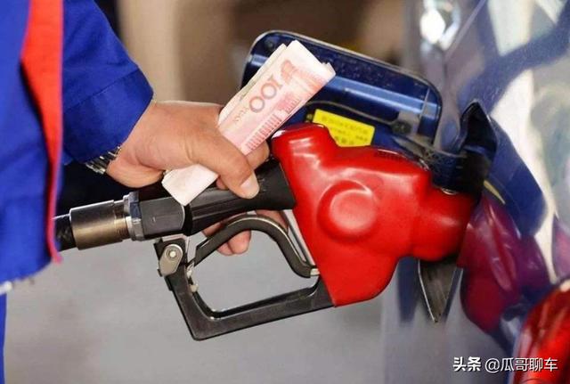 汽车加油时，是否要一次性把油箱加满？来看修车工的答案